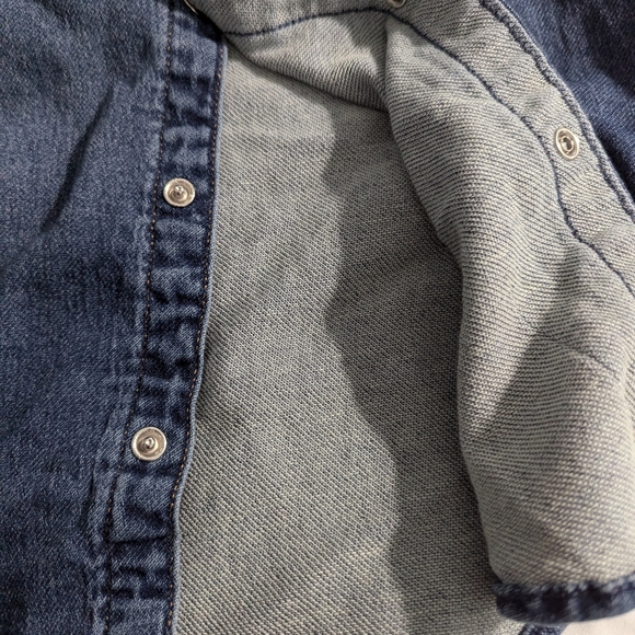 ❤️Gap kids denim  shirt. Size large regular. Girls. Snap closure. Stretchy. - Picture 3 of 8